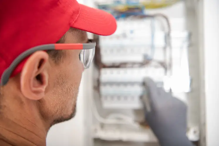 Elettricista al lavoro su un quadro elettrico durante un intervento urgente in Piemonte