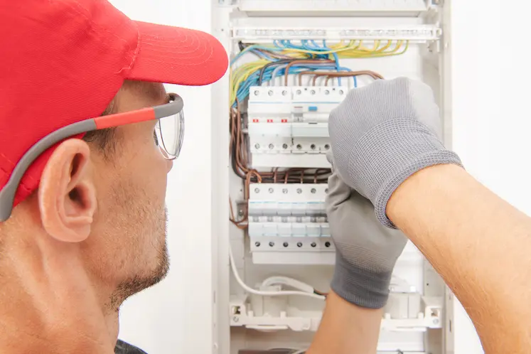 Elettricista al lavoro su un quadro elettrico durante un intervento urgente in Abruzzo