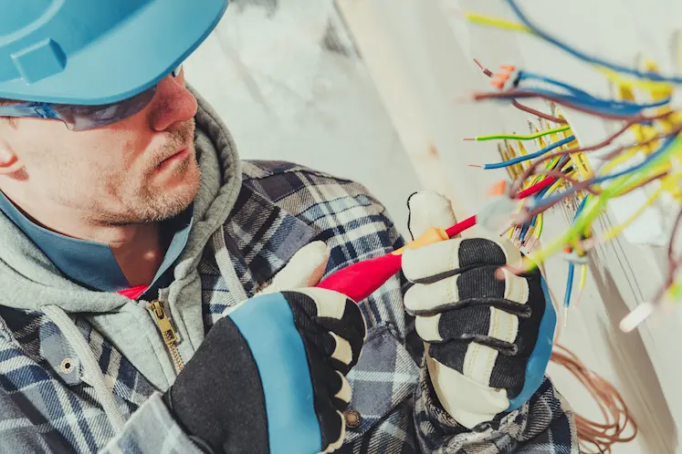 Elettricista qualificato che verifica un impianto elettrico in Emilia-Romagna