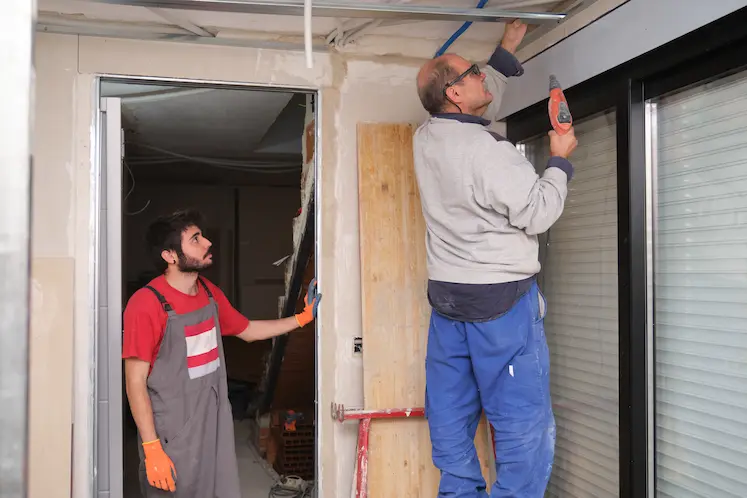 Fabbro al lavoro su una serratura durante un intervento urgente in Emilia-Romagna